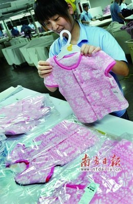 无标签婴幼儿服装仍存市场，家长选购多凭手感忽视新规